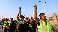 متظاهرون عراقيون اليوم الجمعة في مدينة البصرة