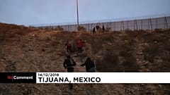 Mexiko: Familie mit Kleinkindern schafft es über Grenzzaun