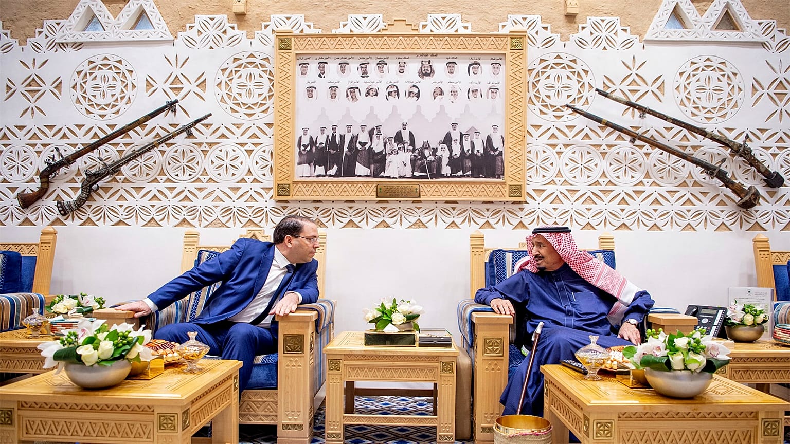 رئيس وزراء تونس يوسف الشاهد خلال اجتماع مع الملك سلمان بن عبد العزيز