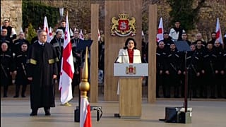 Zurabishvili jura el cargo de presidenta de Georgia entre protestas de la oposición