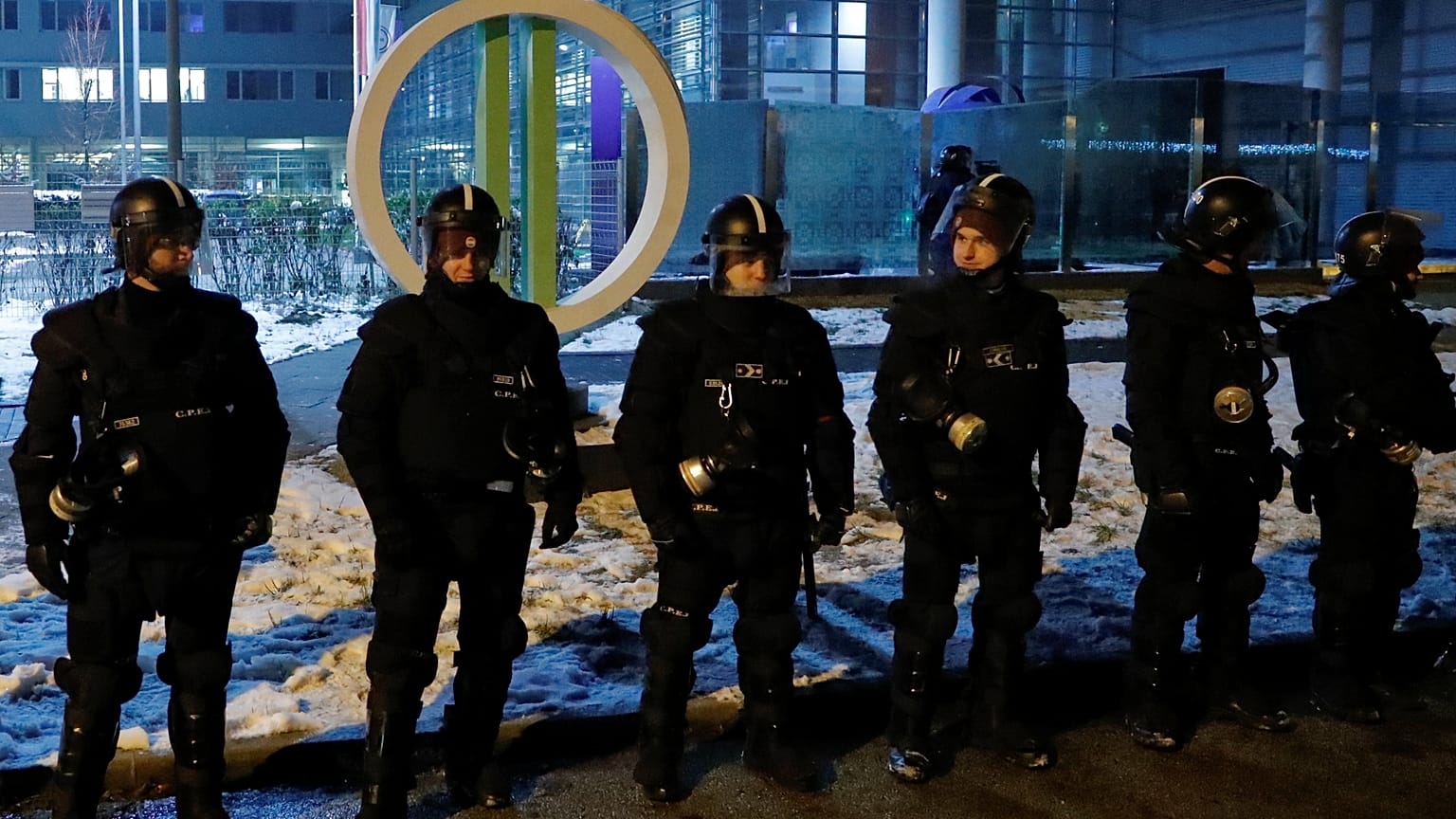 A közmédia székházához mentek a vasárnapi tüntetők