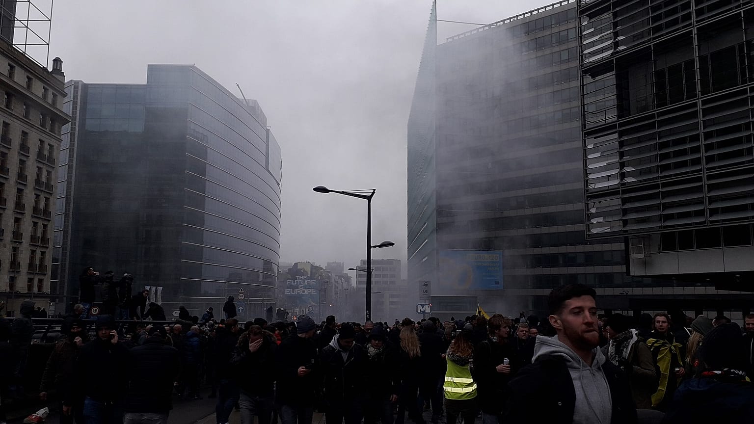 Bruxelles, 5.500 manifestanti contro Patto di Marrakech: scontri e polizia davanti a Commissione Ue