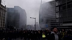 Bruxelles, 5.500 manifestanti contro Patto di Marrakech: scontri e polizia davanti a Commissione Ue