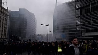 Bruxelles, 5.500 manifestanti contro Patto di Marrakech: scontri e polizia davanti a Commissione Ue