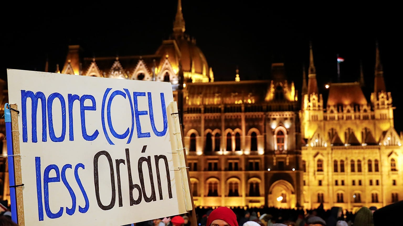Les Hongrois contre la "loi esclavagiste" de Viktor Orbán