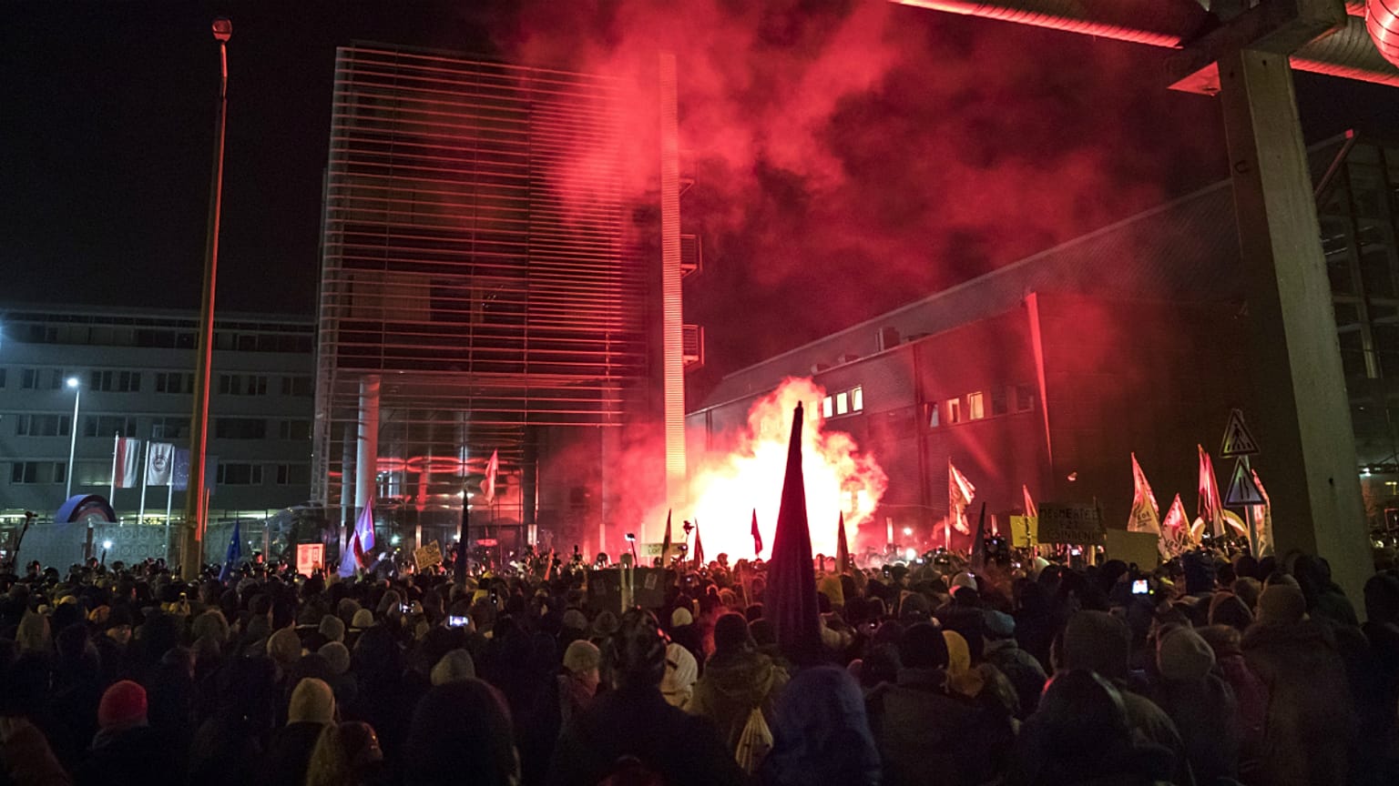 Erőszakkal dobták ki az ellenzéki képviselőket az MTVA-ból
