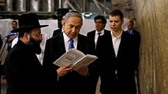 İsrail Başbakanı Binyamin Netanyahu, oğlu Yair ile birlikte