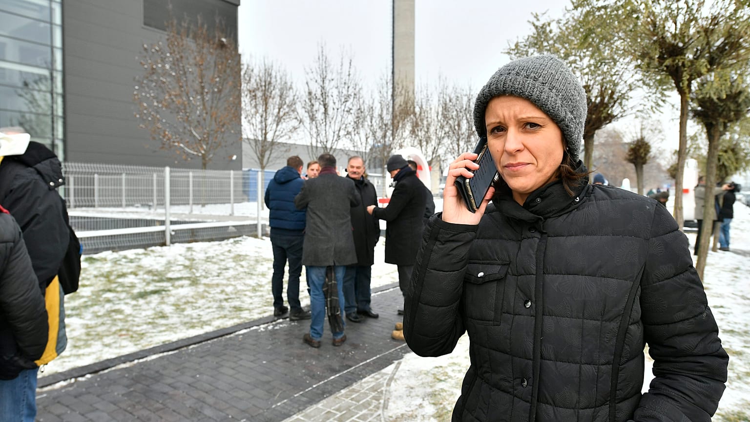 Szél Bernadett az MTVA székháza előtt