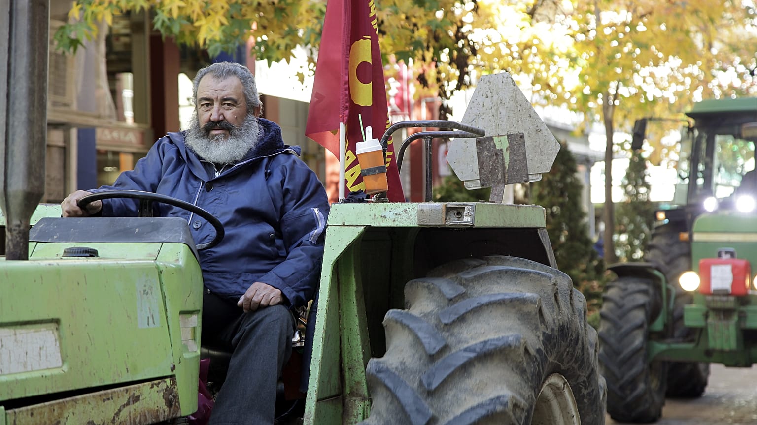Στους δρόμους οι αγρότες - Μπλόκα σε Καρδίτσα και Λάρισα