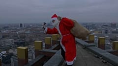 No Comment: Ο Αϊ Βασίλης του ουρανοξύστη