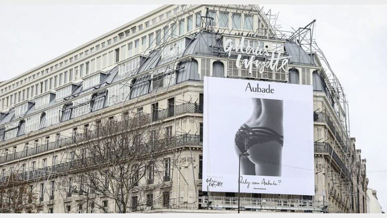 Une affiche jugée sexiste retirée des Galeries Lafayette