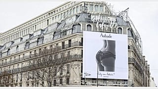 Une affiche jugée sexiste retirée des Galeries Lafayette