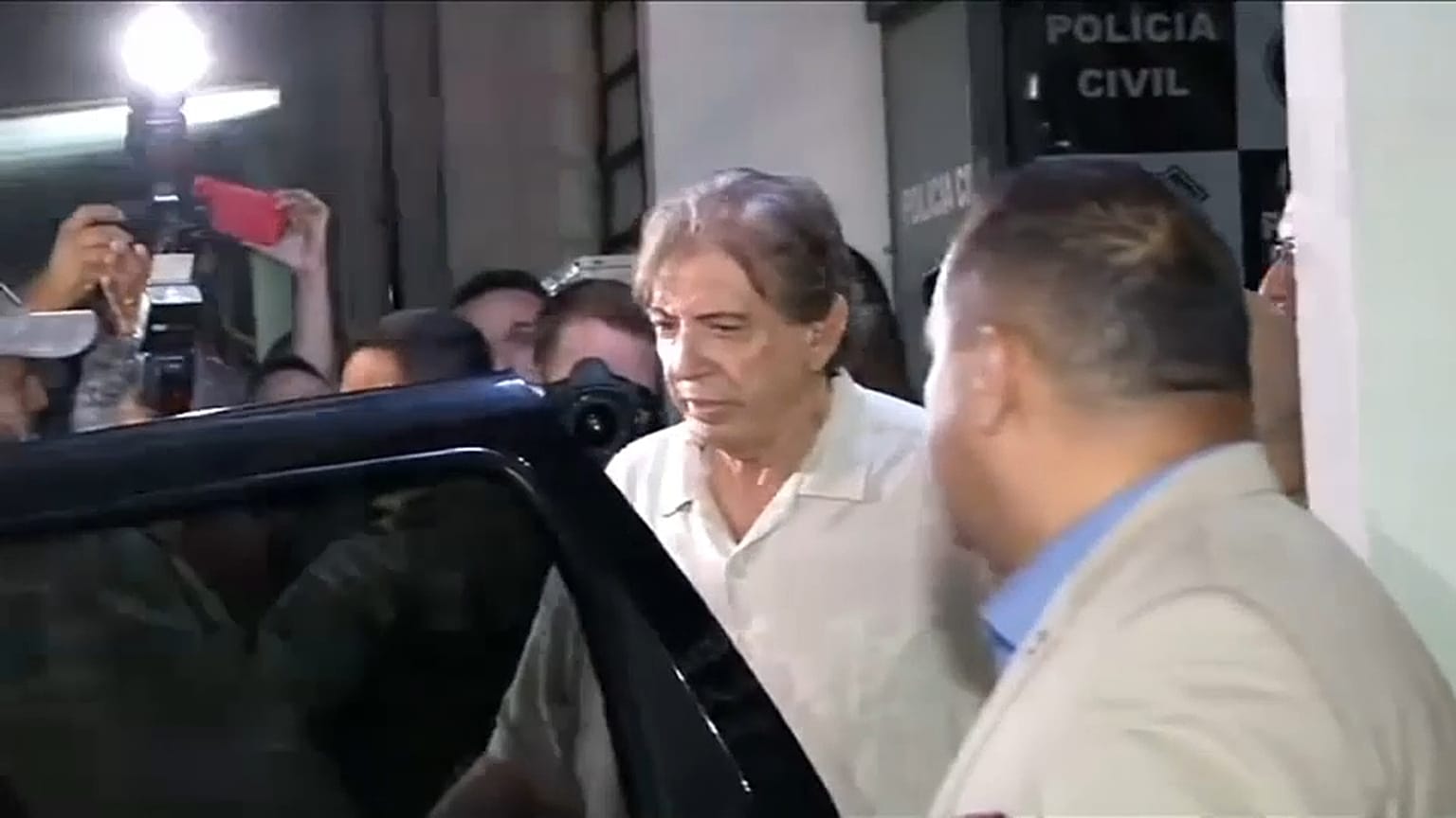 معالج روحاني برازيلي متهم بمئات الاعتداءات الجنسية يسلّم نفسه للشرطة