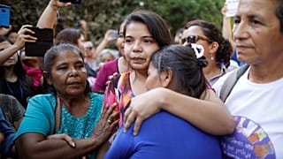 Mulher libertada depois de ser violada e julgada por aborto