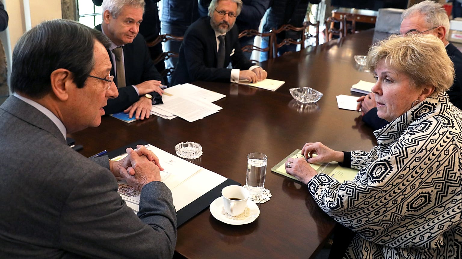 Κυπριακό:  Τηλεφωνική επικοινωνία Λουτ με Αναστασιάδη και Ακιντζί