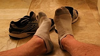 اشتم جواربه فأصيب بذبحة صدرية!