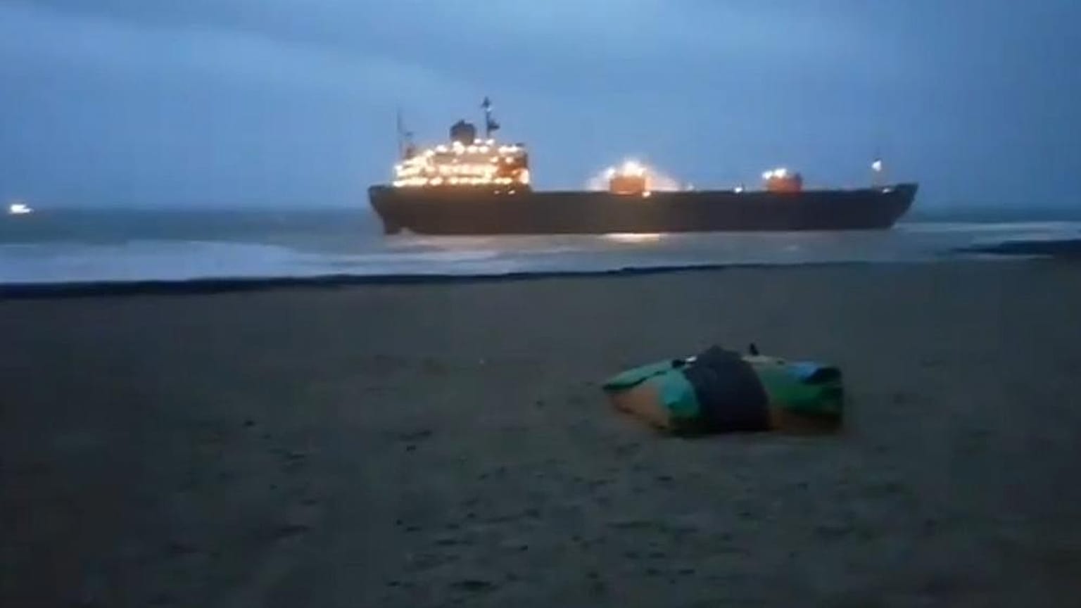 Russisches Frachtschiff läuft bei Cornwall auf Grund