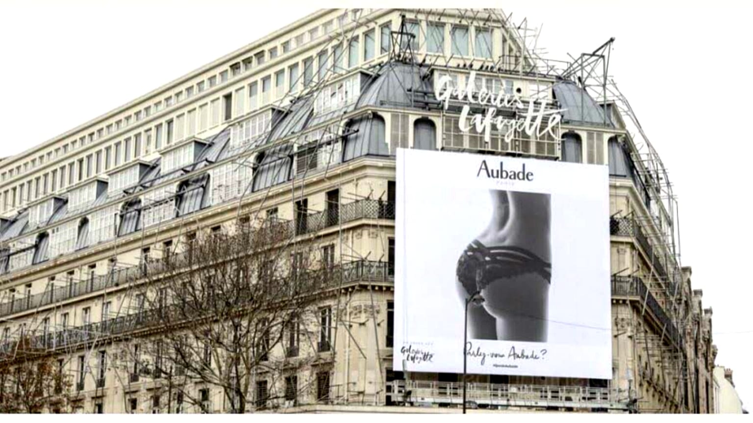 Paris'te modelin yüzü çıkarılan kalça görselli iç çamaşırı reklamına tepki