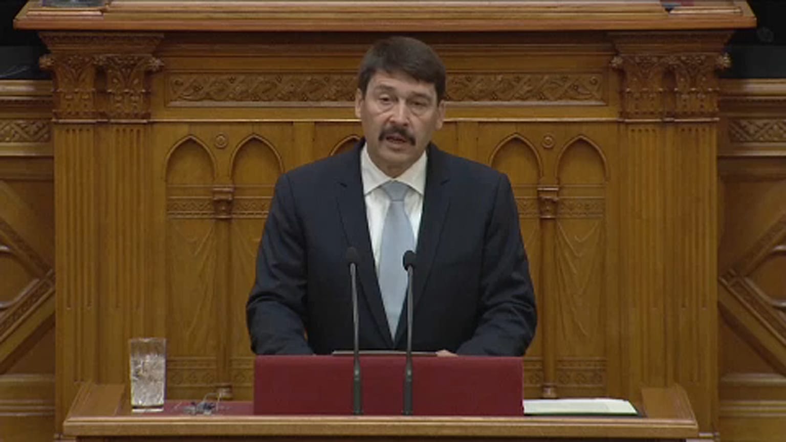 "Rabszolgatörvény": most Áder János vállán a súly