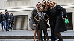 Fearless Girl (Korkusuz Kız) heykeliyle poz veren kadınlar- New York