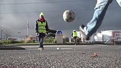 Quelques passes de foot improvisées sur un blocage des Gilets Jaunes