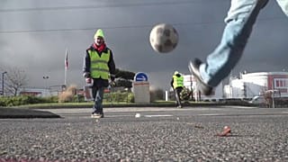 Quelques passes de foot improvisées sur un blocage des Gilets Jaunes