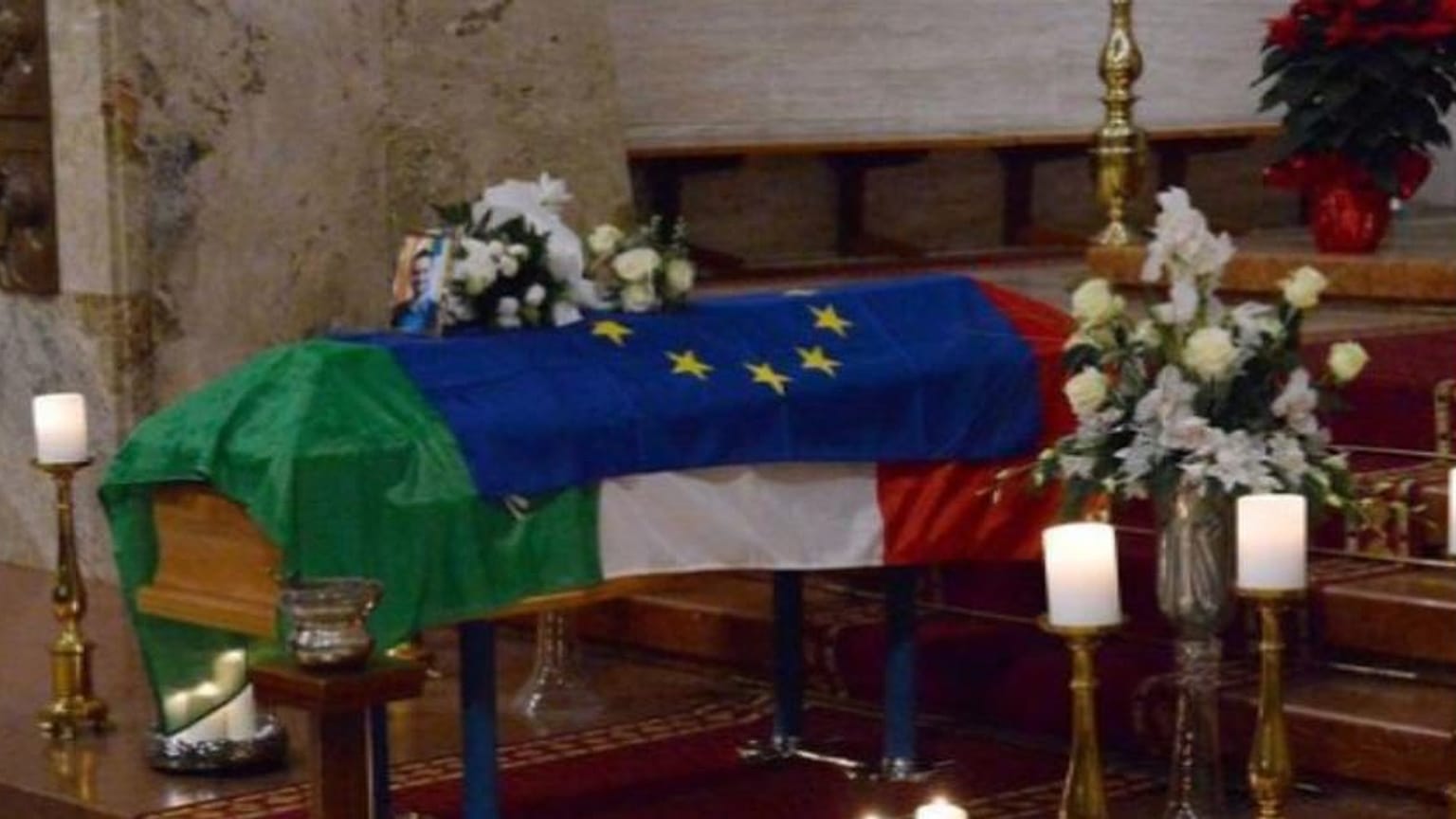 Tricolore e Europa sulla bara di Megalizzi