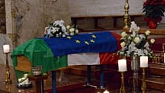 Tricolore e Europa sulla bara di Megalizzi