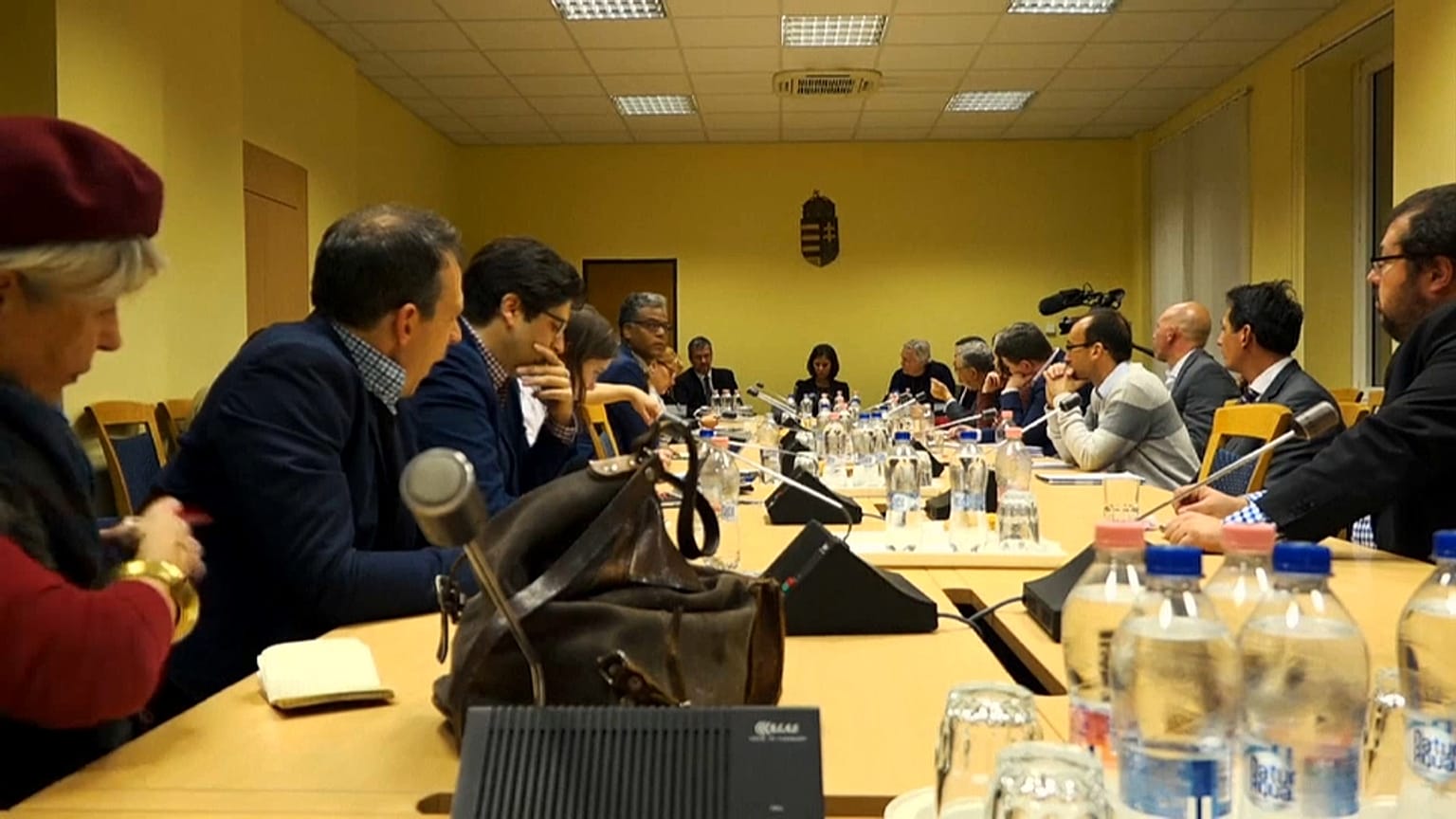 المجر: نائبان معارضان دخلا مبنى التلفزيون الرسمي لقراءة بيان.. شاهد كيف كان رد الأمن