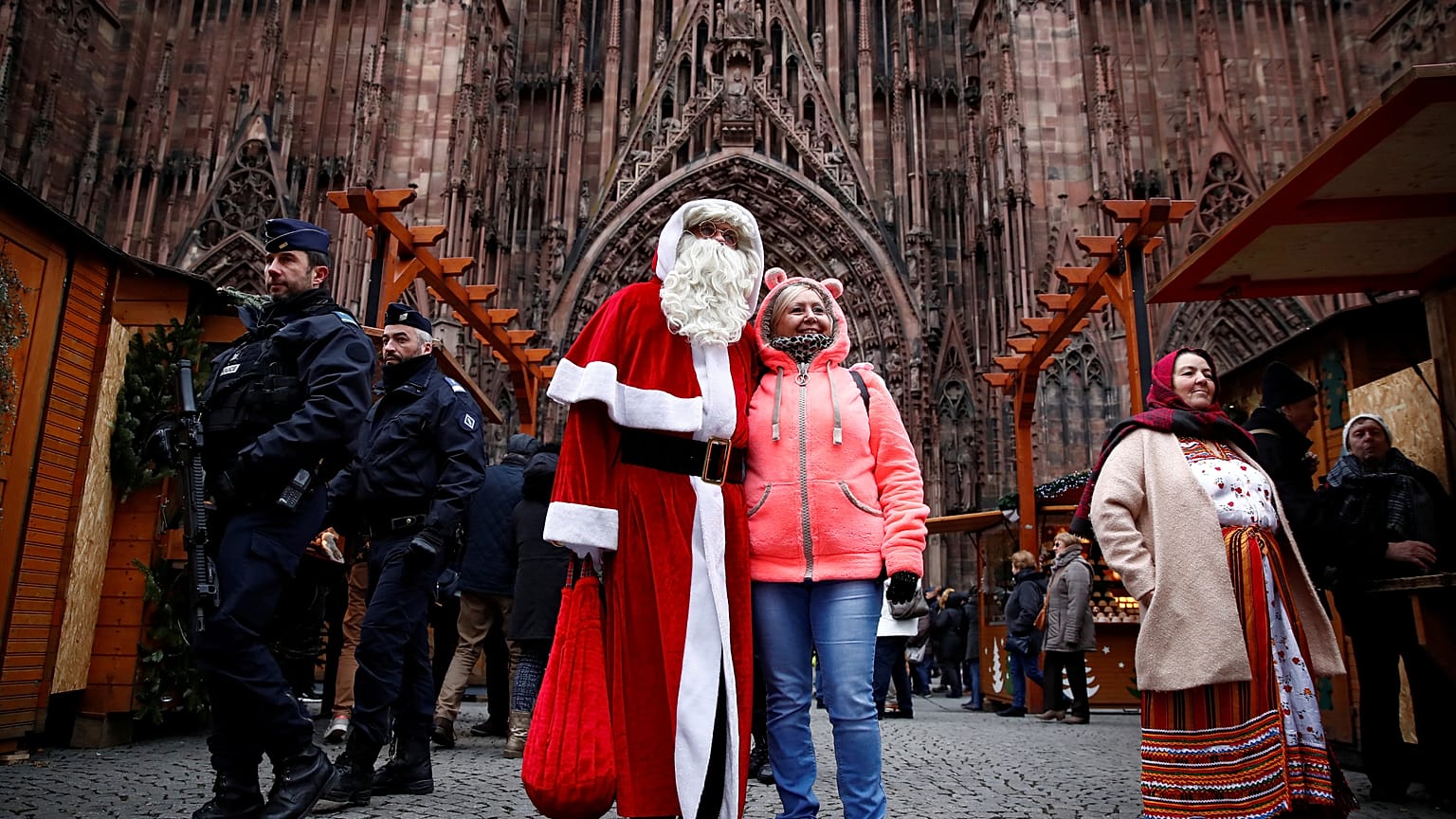 Patrouille de police sur le marché de Noël de Strasbourg