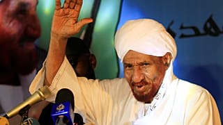 الآلاف في استقبال زعيم المعارضة السوداني الصادق المهدي في أم درمان