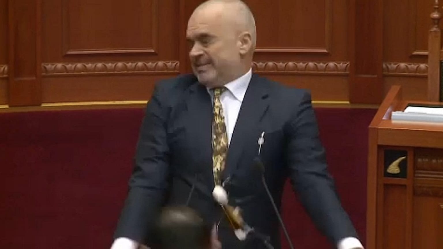 Αλβανία: Πέταξαν αυγά στον Έντι Ράμα μέσα στη βουλή