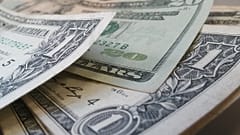 أمريكي أسود ذهب لصرف شيك ب1000 دولار ..فاستدعى البنك الشرطة بتهمة الاحتيال!