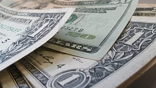 أمريكي أسود ذهب لصرف شيك ب1000 دولار ..فاستدعى البنك الشرطة بتهمة الاحتيال!