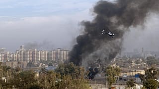 مروحية تابعة لشركة بلاكووتر تحلق فوق سماء بغداد عام 2004