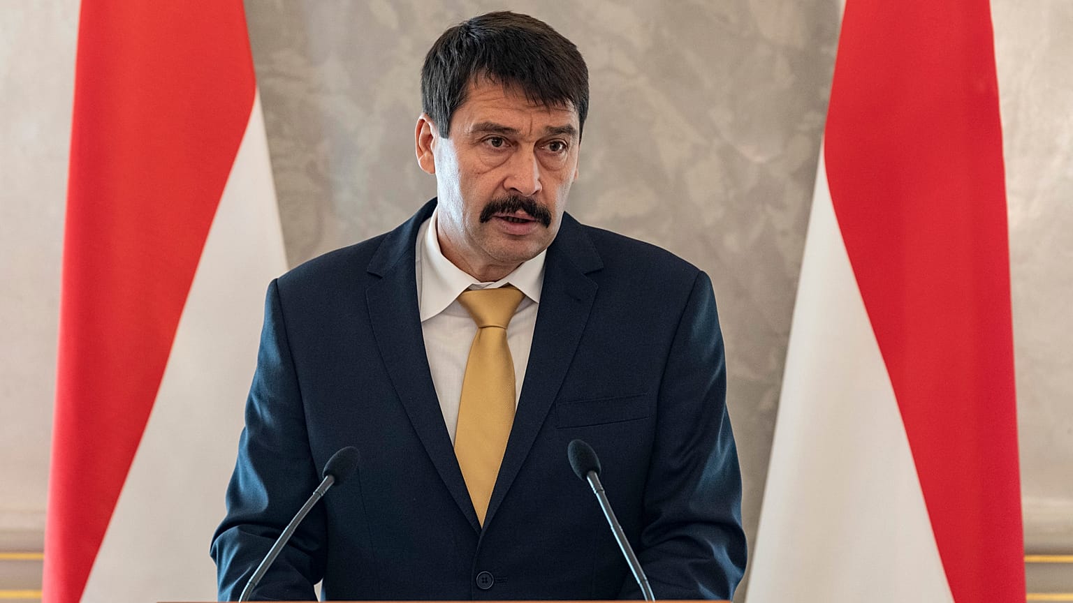Áder János államfő aláírta a túlóratörvényt