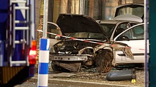 Recklinghausen: Auto rast in Bushaltestelle, eine Person getötet