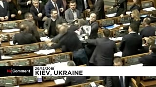 Monumental bronca en el Parlamento ucraniano