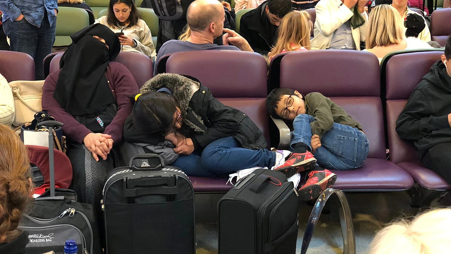 Avrupa'nın en işlek havaalanlarından Gatwick'te dronelerın durdurduğu uçuşlar yeniden başlıyor