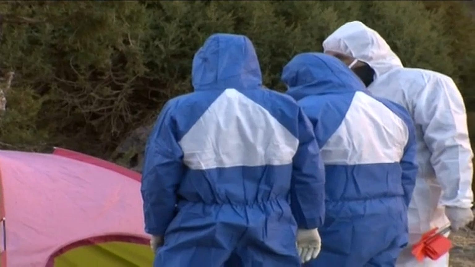 أخصائيون جنائيون في مسرح الجريمة في منطقة الحوز بالمغرب