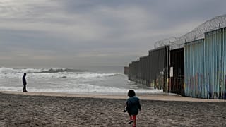 La Cámara Baja aprueba 5.000 millones para el muro de Trump