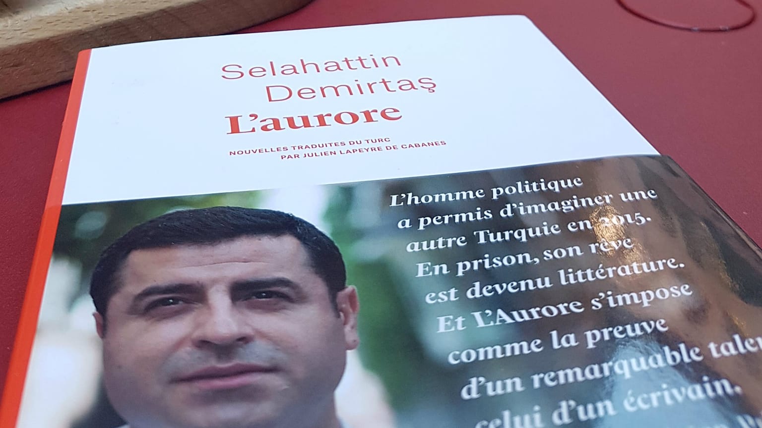 Selahatin Demirtaş'ın Seher'i L'aurore adıyla Fransızca'da