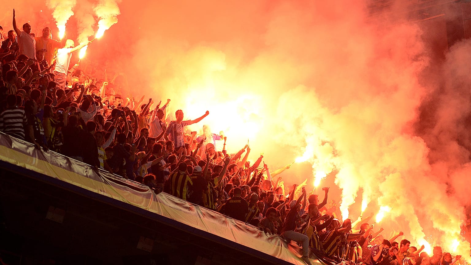 Tribünlerde kadına şiddet