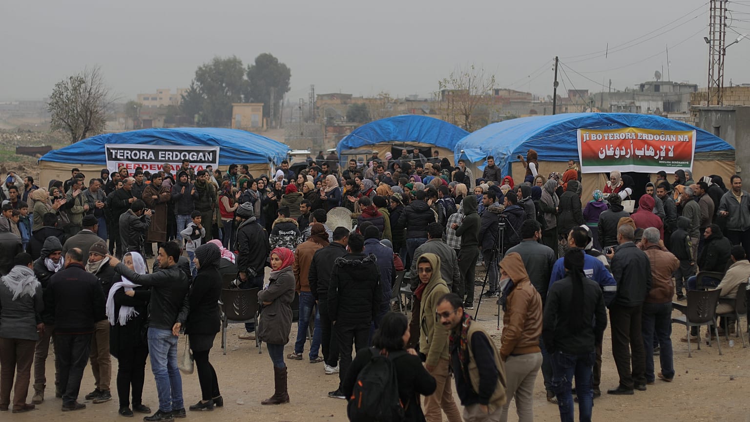 صورة من تظاهرة كردية مناوئة لإردوغان على الحدود السورية-التركية 