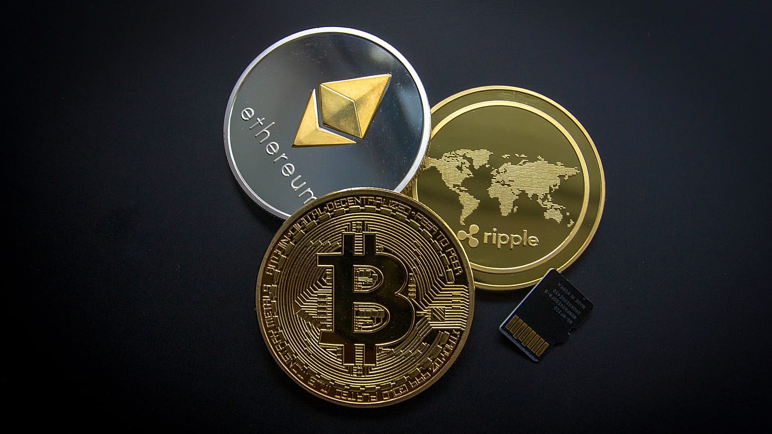 مجموعة قطع نقدية افتراضية لعملات رقمية مثل بيتكوين وريبل وأثيريوم