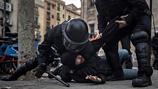 بارسلون صحنه درگیری پلیس و جدایی‌طلبان؛ ۱۱ نفر بازداشت و ۳۲ نفر مجروح شدند