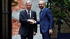 Fülöp belga király (b) fogadja Charles Michel kormányfőt (j)
