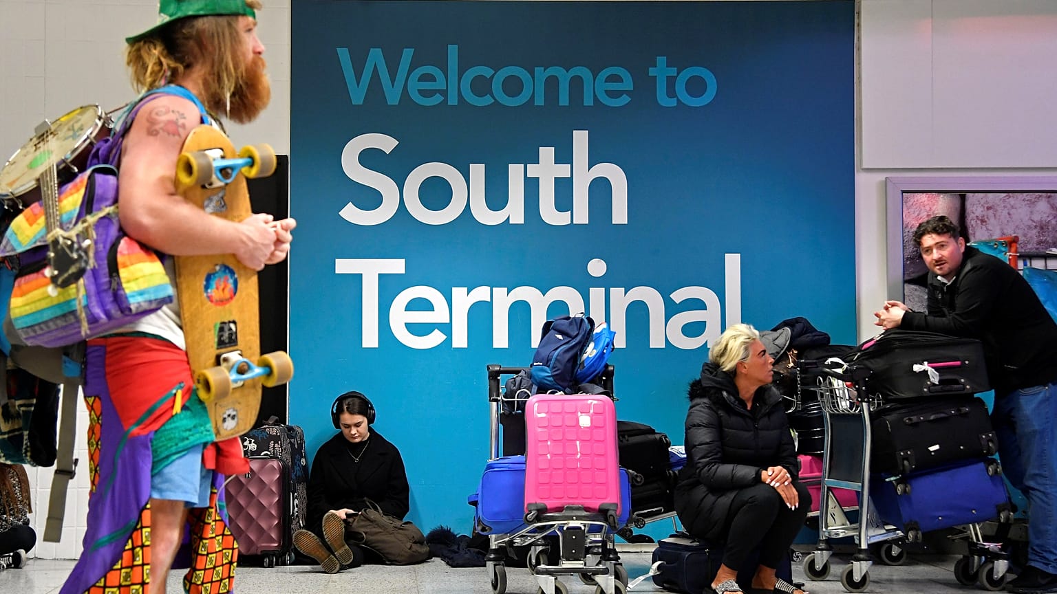 Dronelar nedeniyle 3. kez kapatılan Gatwick Havalimanı'nda seferler yeniden başladı 