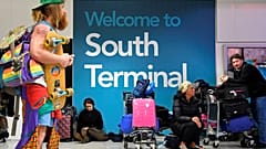 Dronelar nedeniyle 3. kez kapatılan Gatwick Havalimanı'nda seferler yeniden başladı 