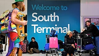 Dronelar nedeniyle 3. kez kapatılan Gatwick Havalimanı'nda seferler yeniden başladı